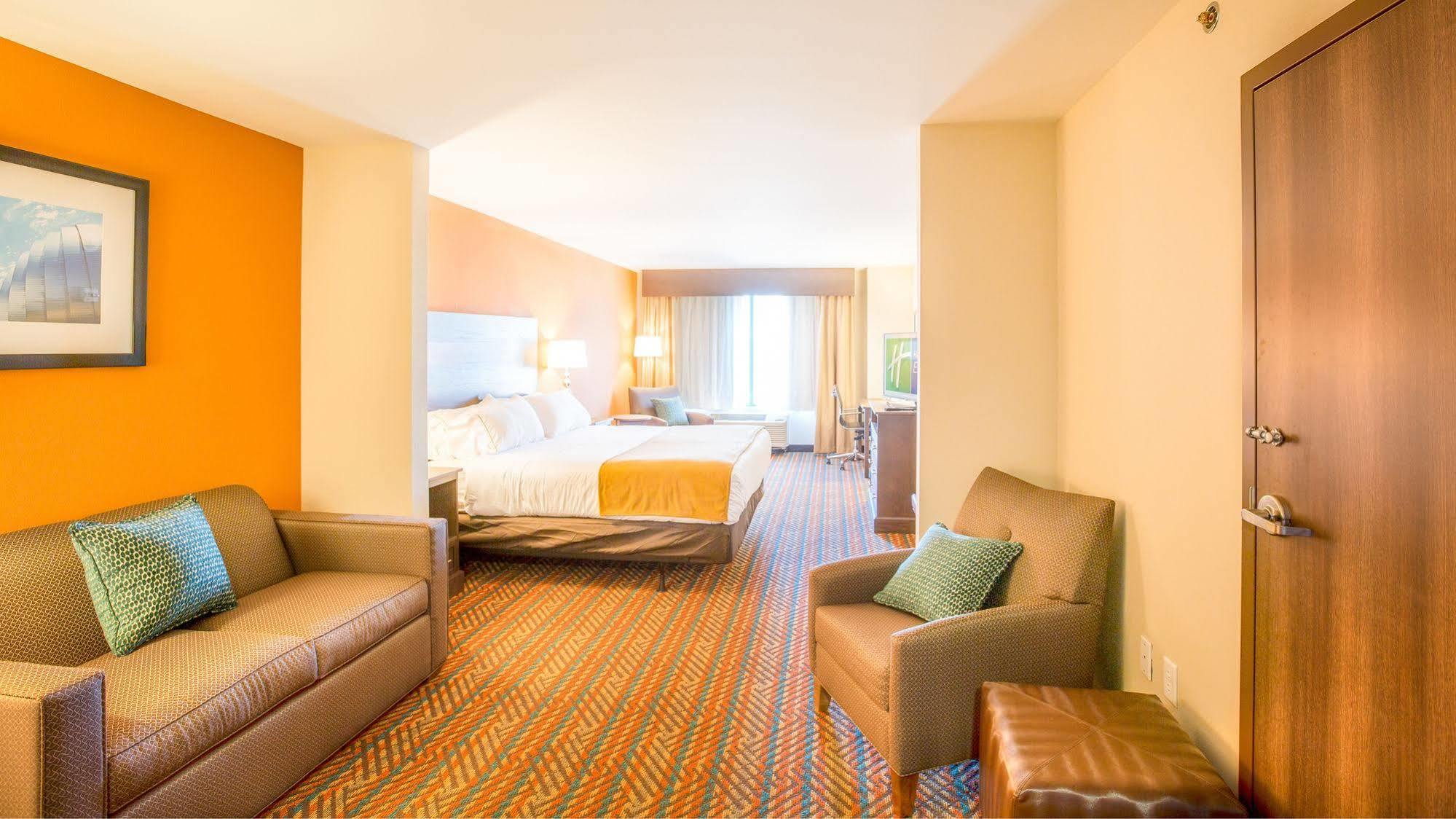 Holiday Inn Express Wichita South By Ihg Exterior photo